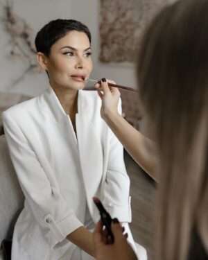 Vladimíra Erbová Instagram - Vždy jsem byla známa tím, že jsem se nerada nechala líčit… většinu života mám krátké vlasy a makeup je v mém případě velmi specifický. Je zároveň důležitý, aby se v něm žena cítila. Alinu jsem dostala na doporučení a viděli jsme se v den svatby bez zkoušky make-upu. Vše jsem nechala na ní a musím říct, že mi v konečném výsledku došla slova. Její práce se dá nazvat jedním slovem “dokonalost”. Zachovala jemnost a zároveň vytvořila ženskost. Takže dámy, pokud hledáte opravdu profíka ve svém oboru, je to právě Alina, která velmi úzce spolupracuje s fotografkou a kameramankou… tenhle tým holek je opravdu kouzelný. Holky děkuji 🤍🤍🤍 @alinavagner.mua @perfilova_olgha @fotografvazheninaelena