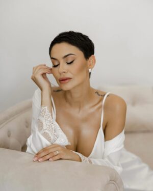 Vladimíra Erbová Instagram - Vždy jsem byla známa tím, že jsem se nerada nechala líčit… většinu života mám krátké vlasy a makeup je v mém případě velmi specifický. Je zároveň důležitý, aby se v něm žena cítila. Alinu jsem dostala na doporučení a viděli jsme se v den svatby bez zkoušky make-upu. Vše jsem nechala na ní a musím říct, že mi v konečném výsledku došla slova. Její práce se dá nazvat jedním slovem “dokonalost”. Zachovala jemnost a zároveň vytvořila ženskost. Takže dámy, pokud hledáte opravdu profíka ve svém oboru, je to právě Alina, která velmi úzce spolupracuje s fotografkou a kameramankou… tenhle tým holek je opravdu kouzelný. Holky děkuji 🤍🤍🤍 @alinavagner.mua @perfilova_olgha @fotografvazheninaelena