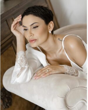 Vladimíra Erbová Instagram - Vždy jsem byla známa tím, že jsem se nerada nechala líčit… většinu života mám krátké vlasy a makeup je v mém případě velmi specifický. Je zároveň důležitý, aby se v něm žena cítila. Alinu jsem dostala na doporučení a viděli jsme se v den svatby bez zkoušky make-upu. Vše jsem nechala na ní a musím říct, že mi v konečném výsledku došla slova. Její práce se dá nazvat jedním slovem “dokonalost”. Zachovala jemnost a zároveň vytvořila ženskost. Takže dámy, pokud hledáte opravdu profíka ve svém oboru, je to právě Alina, která velmi úzce spolupracuje s fotografkou a kameramankou… tenhle tým holek je opravdu kouzelný. Holky děkuji 🤍🤍🤍 @alinavagner.mua @perfilova_olgha @fotografvazheninaelena