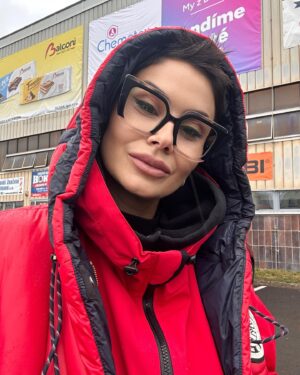 Vladimíra Erbová Instagram - Když žena hubne, tak je zamilovaná …. Když žena přibere, tak je šťastná…. A když žena pustí stěrače, chystá se odbočit doprava ….. 
Brou …. @laoptikachomutov #milujuvtipy #laoptikachomutov #🤍