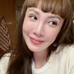 Waa Wei Instagram – 愛因斯坦寫給女兒的信裡說著「愛是一切的答案。」

我真的知道「愛」是什麼嗎？為什麼我每次看到「愛」這麼美好的字的時候，總是會感覺「痛」隱隱約約的就像個影子一樣藏在後面。

愛可能不太像是橡皮擦一樣會把所有錯誤都擦乾淨，愛比較像是藥膏，會慢慢把傷口癒合，但好了之後還是會留著疤痕。

愛一個人很容易，你會因為對方的好而愛上他，不愛了也很容易，有些人可以說不愛馬上就不愛了。

如果有一個人在看過你的軟弱，知道你的難受，別人都懷疑你的時候，他還是願意相信你，而且仍然堅定的愛著你，可能大家都笑他傻，但你如果真的錯過他了，全世界最笨的，是你。

愛是答案，但是愛從來都不需要計算。

–

我唱晚安晚安的時候都會說：「說晚安比說我愛你的重量更重。」

原來晚安就藏在我愛你裡面，520，晚安你。

#我要跑去你的夢裡找你說