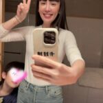 Waa Wei Instagram - - 1.路易把媽媽拍得很漂亮。 2.最近路易開始發現媽媽有點ㄎㄧㄤ這件事情了，他會說：「你可以不要告訴別人嗎？」我：「可是我剛剛已經傳訊息告訴別人了。」路易：「你快點刪掉！」 3.老爸養的雞之愛の雞蛋。 4.這種露肚子的衣服不能當睡衣，躺了一小時發現會失眠又起來換掉，我跟你說肚臍一定要蓋著才好睡。 5.朋友要辦畫展，好好看的邀請函。 6.路易畫什麼都好可愛。 7.這朵玫瑰花是真的，而且就只長了一朵，還衝出來，我覺得她在叫我幫他拍照，於是幫她留下倩影。 8.可能覺得這樣我看不到他。 9.我在小紅書看到有人和我長得很像，這個人不是我⋯好像喔，怎麼會這樣。