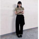 Waa Wei Instagram - 認識宇宙人很久，久到我懶得算到底多久，和他們的友誼就是我也不知道我們到底多好，好像也還好，但他們的歌我都會唱，學長彈的bass我一聽就知道，一直保持直帥的吉他手阿奎也變成了一個孩子的爸爸，偶包單身林忠諭看過我很脆弱的樣子，我們可以互相說秘密，我也可以把情緒丟給他，他會接住，我們是不會尷尬的朋友。 看過他們唱過大大小小的場地，他們一直在調整和找到平衡，用宇宙人獨特的風格和這個世界溝通，他們終於拿下金曲獎最佳樂團的那刻，我真的很為他們開心和感到驕傲！ 拿獎之後的第一場小巨蛋，怎麼能不去，二十週年快樂，謝謝你們的奮鬥讓許多人美好的記憶裡，宇宙人紮實的佔了一席之地！ 愛你們喔！ 宙友們加油，把票全部買光光！ 宇宙人「α：回到未來」20週年演唱會門票 3月3日正式開賣，4月27日台北小巨蛋登場。 - 化妝｜@houyiju0208 頭髮｜@nelsonkuo_zoom @zoomhairstyling 服裝｜@simonerocha_ @simonerocha_tw @tuantuan_official