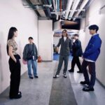 Waa Wei Instagram - 認識宇宙人很久，久到我懶得算到底多久，和他們的友誼就是我也不知道我們到底多好，好像也還好，但他們的歌我都會唱，學長彈的bass我一聽就知道，一直保持直帥的吉他手阿奎也變成了一個孩子的爸爸，偶包單身林忠諭看過我很脆弱的樣子，我們可以互相說秘密，我也可以把情緒丟給他，他會接住，我們是不會尷尬的朋友。 看過他們唱過大大小小的場地，他們一直在調整和找到平衡，用宇宙人獨特的風格和這個世界溝通，他們終於拿下金曲獎最佳樂團的那刻，我真的很為他們開心和感到驕傲！ 拿獎之後的第一場小巨蛋，怎麼能不去，二十週年快樂，謝謝你們的奮鬥讓許多人美好的記憶裡，宇宙人紮實的佔了一席之地！ 愛你們喔！ 宙友們加油，把票全部買光光！ 宇宙人「α：回到未來」20週年演唱會門票 3月3日正式開賣，4月27日台北小巨蛋登場。 - 化妝｜@houyiju0208 頭髮｜@nelsonkuo_zoom @zoomhairstyling 服裝｜@simonerocha_ @simonerocha_tw @tuantuan_official