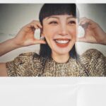 Waa Wei Instagram - 認識宇宙人很久，久到我懶得算到底多久，和他們的友誼就是我也不知道我們到底多好，好像也還好，但他們的歌我都會唱，學長彈的bass我一聽就知道，一直保持直帥的吉他手阿奎也變成了一個孩子的爸爸，偶包單身林忠諭看過我很脆弱的樣子，我們可以互相說秘密，我也可以把情緒丟給他，他會接住，我們是不會尷尬的朋友。 看過他們唱過大大小小的場地，他們一直在調整和找到平衡，用宇宙人獨特的風格和這個世界溝通，他們終於拿下金曲獎最佳樂團的那刻，我真的很為他們開心和感到驕傲！ 拿獎之後的第一場小巨蛋，怎麼能不去，二十週年快樂，謝謝你們的奮鬥讓許多人美好的記憶裡，宇宙人紮實的佔了一席之地！ 愛你們喔！ 宙友們加油，把票全部買光光！ 宇宙人「α：回到未來」20週年演唱會門票 3月3日正式開賣，4月27日台北小巨蛋登場。 - 化妝｜@houyiju0208 頭髮｜@nelsonkuo_zoom @zoomhairstyling 服裝｜@simonerocha_ @simonerocha_tw @tuantuan_official