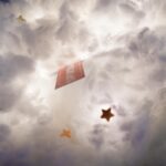 Waa Wei Instagram - 認識宇宙人很久，久到我懶得算到底多久，和他們的友誼就是我也不知道我們到底多好，好像也還好，但他們的歌我都會唱，學長彈的bass我一聽就知道，一直保持直帥的吉他手阿奎也變成了一個孩子的爸爸，偶包單身林忠諭看過我很脆弱的樣子，我們可以互相說秘密，我也可以把情緒丟給他，他會接住，我們是不會尷尬的朋友。 看過他們唱過大大小小的場地，他們一直在調整和找到平衡，用宇宙人獨特的風格和這個世界溝通，他們終於拿下金曲獎最佳樂團的那刻，我真的很為他們開心和感到驕傲！ 拿獎之後的第一場小巨蛋，怎麼能不去，二十週年快樂，謝謝你們的奮鬥讓許多人美好的記憶裡，宇宙人紮實的佔了一席之地！ 愛你們喔！ 宙友們加油，把票全部買光光！ 宇宙人「α：回到未來」20週年演唱會門票 3月3日正式開賣，4月27日台北小巨蛋登場。 - 化妝｜@houyiju0208 頭髮｜@nelsonkuo_zoom @zoomhairstyling 服裝｜@simonerocha_ @simonerocha_tw @tuantuan_official