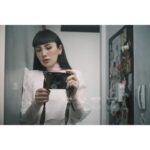 Waa Wei Instagram - - 我家最近多了一個酷東西 「LG Styler 蒸氣電子衣櫥」，其實一開始不知道好在哪裡，但用了幾天之後覺得為什麼不早點買啊！ 除了家裡門口會放消毒酒精，更衣室我也每天都會用到除菌消臭噴霧，因為有些牛仔褲、外套、帽子、圍巾或只是短暫穿一下的衣物，我就會選擇用噴的，再拿到陽台風乾，除非真的髒掉或有怪味才會送洗。 但是現在有了 LG Styler 放在玄關，只要一回家，我和兒子的外套就會放進去蒸氣殺菌、不小心淋到雨就按溫和烘乾、還有枕頭和布玩偶也都可以丟進去去除異味和除蟎，連曬不乾的大毛巾也拿去烘，打開門的時候我懷疑裡面藏著一顆太陽。 而且溫溫的外套穿起來會有種被擁抱的感覺，連寂寞的眼淚也被烘乾了，是不是，這真的是個好東西！ - #LGStyler蒸氣電子衣櫥 #我的Style我的Styler #一機多功 @lgtaiwan