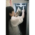 Waa Wei Instagram - - 我家最近多了一個酷東西 「LG Styler 蒸氣電子衣櫥」，其實一開始不知道好在哪裡，但用了幾天之後覺得為什麼不早點買啊！ 除了家裡門口會放消毒酒精，更衣室我也每天都會用到除菌消臭噴霧，因為有些牛仔褲、外套、帽子、圍巾或只是短暫穿一下的衣物，我就會選擇用噴的，再拿到陽台風乾，除非真的髒掉或有怪味才會送洗。 但是現在有了 LG Styler 放在玄關，只要一回家，我和兒子的外套就會放進去蒸氣殺菌、不小心淋到雨就按溫和烘乾、還有枕頭和布玩偶也都可以丟進去去除異味和除蟎，連曬不乾的大毛巾也拿去烘，打開門的時候我懷疑裡面藏著一顆太陽。 而且溫溫的外套穿起來會有種被擁抱的感覺，連寂寞的眼淚也被烘乾了，是不是，這真的是個好東西！ - #LGStyler蒸氣電子衣櫥 #我的Style我的Styler #一機多功 @lgtaiwan