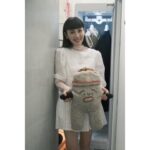 Waa Wei Instagram - - 我家最近多了一個酷東西 「LG Styler 蒸氣電子衣櫥」，其實一開始不知道好在哪裡，但用了幾天之後覺得為什麼不早點買啊！ 除了家裡門口會放消毒酒精，更衣室我也每天都會用到除菌消臭噴霧，因為有些牛仔褲、外套、帽子、圍巾或只是短暫穿一下的衣物，我就會選擇用噴的，再拿到陽台風乾，除非真的髒掉或有怪味才會送洗。 但是現在有了 LG Styler 放在玄關，只要一回家，我和兒子的外套就會放進去蒸氣殺菌、不小心淋到雨就按溫和烘乾、還有枕頭和布玩偶也都可以丟進去去除異味和除蟎，連曬不乾的大毛巾也拿去烘，打開門的時候我懷疑裡面藏著一顆太陽。 而且溫溫的外套穿起來會有種被擁抱的感覺，連寂寞的眼淚也被烘乾了，是不是，這真的是個好東西！ - #LGStyler蒸氣電子衣櫥 #我的Style我的Styler #一機多功 @lgtaiwan