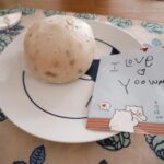 Waa Wei Instagram - - 1. 準備吃早餐的時候發現在我饅頭旁邊竟然有情書，哇哈哈哈哈！（但哪裡來的”自信爆棚”的紙？！ 2. 前幾天路易同學的媽媽傳給我的圖，保護小女孩我就先把她名字貼住，嘿嘿，這小子被告白了！（同學的you拼對了。 - 昨晚夢到我爸來找我，我們坐在窗邊看了一下風景，我沈浸在夢裡的情節，竟然忘了要抱他，雖然只有一下下，但醒來還是覺得開心，你的聲音彷彿還在我的耳邊，爸爸，新年快樂喔！愛你！