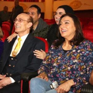 Wafaa Sadeq Instagram - الصوره من يوم الاحتفال بعيد ميلاد الاستاذ محمد صبحى فى المسرح بعد العرض 
مسرحيه عيله اتعملها بلوك 🥳🥳🥳🥳