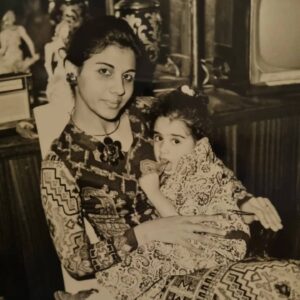 Wafaa Sadeq Instagram - أنا وامى ❤️
الطفوله المشرده 😂😂😂