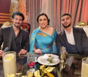 Wafaa Sadeq Instagram - الصوره دى من آخر يوم تصوير فى ابو العروسه ٣...
بعد 18 ساعه شغل تقريبا..
أنا و ولادى يحي وادم ❤️🌹