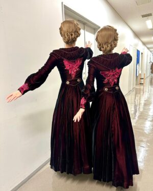 Wakana Aoi Instagram - ．
「ANASTASIA」
東京公演最終週が始まります！
私は5公演。
楽しみます😊

皆さんにもどうか楽しんでほしい！
劇場でお待ちしてます！

舞台稽古の時に撮ったものですが、はるちゃんと私の衣装は同じようで実は細かな違いが…！
青ドレスは微妙に色が違うし、バーガンディガウンは模様が違う。
そして、カツラの毛の巻き方も違うのです！
面白い。。
やっぱり衣装にも「私たちらしさ」は助けられているんですね。みんな意思を持っているようでとても心強い衣装やカツラ達です☺️

#ANASTASIA