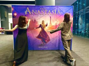 Wakana Aoi Instagram - ．
「ANASTASIA」
初日！
無事に開幕しました。

キャスト、スタッフさん、そして待ち望んでいてくださっていたお客様、みんなの想いを感じた日でした。本当にありがとうございます！

ここから大千穐楽まで旅が始まります。
この時間をひとつひとつ大切にしながら進みたい、後悔のない道を歩きたいと心に誓う事ができた、本当に素敵な夜でした。

明日から、それぞれのキャストの初日が続きます！
みんなで駆け抜ける最後の日まで応援してねー！
よろしくお願いします☺️

みなさんこれで写真撮りました？
ぜひ撮ってくださいね😆
はるーニャと。
劇中でこのポーズを再現しているところがあるんだけど、それもぜひチェックしてみてほしいなぁ☺️笑

#ANASTASIA