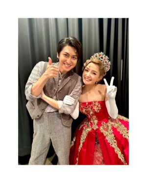 Wakana Aoi Instagram - ．
「ANASTASIA」東京公演千秋楽を迎えました！
やり切った〜！！
応援ありがとうございました🥹

波瀾万丈、大変な時もあったけど本当に充実した旅でした。
いつでもこのお話の持つ、夢や希望、明るいパワーに背中を押してもらって立っていました☺️

時には闘い、時には寄りかかり、本当に支えてもらったディマ達との写真を。
心から救われた瞬間が何度もありました。最高のバディ！😆（バディでいいのかな笑）

そして、いつだって前向きに愛らしいトリオの写真も！
このトリオ大好き！どんな冒険だって私たちなりに楽しめちゃう気がしてくる、本当に心強い存在です。
禅さんヴラドとは写真が撮れなかったのでそれはまた大阪の旅で。。

みなさま、改めて東京公演の応援ありがとうございました。最後までやり切ることができたのは、本当に大きな意味があるなと思います。
次は大阪へ！
まだまだ楽しみます😊

#ANASTASIA
#海宝直人
#相葉裕樹
#内海啓貴
#大澄賢也