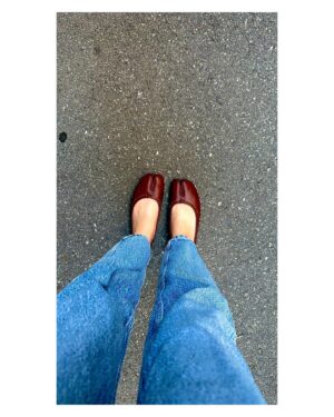 Wakana Aoi Instagram - ．
かけてみたパーマと
新しいくつ

まだまだ暑いけど秋の気配を感じる🍂
いや、やっぱ全然暑いかな！笑

お稽古も、佳境です。がんばる！！
劇場でお待ちしてます☺️