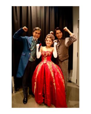 Wakana Aoi Instagram - ．
「ANASTASIA」東京公演千秋楽を迎えました！
やり切った〜！！
応援ありがとうございました🥹

波瀾万丈、大変な時もあったけど本当に充実した旅でした。
いつでもこのお話の持つ、夢や希望、明るいパワーに背中を押してもらって立っていました☺️

時には闘い、時には寄りかかり、本当に支えてもらったディマ達との写真を。
心から救われた瞬間が何度もありました。最高のバディ！😆（バディでいいのかな笑）

そして、いつだって前向きに愛らしいトリオの写真も！
このトリオ大好き！どんな冒険だって私たちなりに楽しめちゃう気がしてくる、本当に心強い存在です。
禅さんヴラドとは写真が撮れなかったのでそれはまた大阪の旅で。。

みなさま、改めて東京公演の応援ありがとうございました。最後までやり切ることができたのは、本当に大きな意味があるなと思います。
次は大阪へ！
まだまだ楽しみます😊

#ANASTASIA
#海宝直人
#相葉裕樹
#内海啓貴
#大澄賢也
