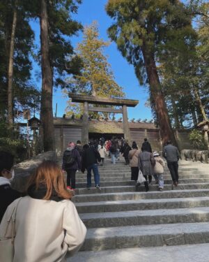 Wakana Aoi Instagram - ．
伊勢旅！

初めて妹を連れてってみた👍
そして2人で初めての旅行でもありました。

意外と楽しくて2人でびっくり😂
私と妹はそれぞれで長女の姉と仲良くて、私たちはなんだかんだで喧嘩しちゃうみたいな関係に思ってたんだけど、、
時の流れって不思議ですね。笑

また遊びに行こうと強く約束して帰りました😆

毎年初詣に訪れている伊勢、猿田彦神社は今年もすっきりとした気分にさせてくれました。

毎年初詣に行くのもいいよね、といつだったか決めて、それを大切に継続していくのは自分の性格にすごくあっているように感じて、この初詣と同じように仕事に対しても小さな事からどう継続していくか、サボらずにいかにできるか、だよね、と思います。
その方法が遠回りだけど自分に合うやり方という…
器用じゃないからしょうがないけど、色々な道があっていいんですよね。

今日もどこかで、色んなやり方で、自分や他人に限らずたくさんのものと向き合っているみなさんにリスペクトを🌱

#伊勢
#猿田彦神社