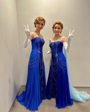 Wakana Aoi Instagram - ．
「ANASTASIA」
東京公演最終週が始まります！
私は5公演。
楽しみます😊

皆さんにもどうか楽しんでほしい！
劇場でお待ちしてます！

舞台稽古の時に撮ったものですが、はるちゃんと私の衣装は同じようで実は細かな違いが…！
青ドレスは微妙に色が違うし、バーガンディガウンは模様が違う。
そして、カツラの毛の巻き方も違うのです！
面白い。。
やっぱり衣装にも「私たちらしさ」は助けられているんですね。みんな意思を持っているようでとても心強い衣装やカツラ達です☺️

#ANASTASIA