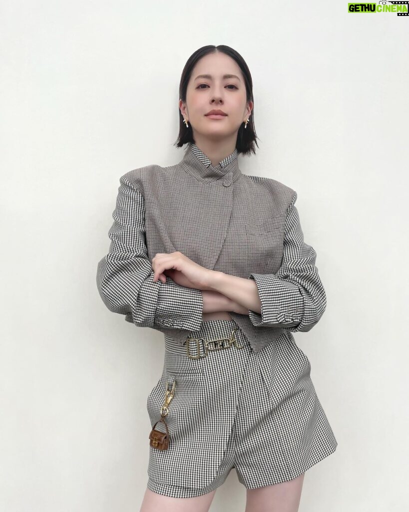 Wakana Matsumoto Instagram - 本日、7月7日。 FENDIの 2022-23年秋冬クチュールコレクションを、フランス・パリにて発表されます。 FENDI Couture AW22 Showが21:30からfendi.comでライブ配信されるそうなので皆様も是非ご覧ください！ 僭越ながら私もFENDIのお洋服に袖を通して写真を撮りました。 素敵なお洋服を着ると気分が良き良き🫶 #Fendi #FendiCouture