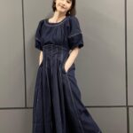 Wakana Matsumoto Instagram - こちらは取材時の。 足元スリッパなのはご愛嬌で🙏 ウエスト切り替えですっきりぽんに見えるワンピース。 肩幅広めの私ですが、これだと何故かなで肩のように見えるから女性らしいラインの出る衣装でした！ 👗タグ付けしてます🏷