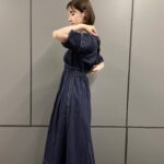 Wakana Matsumoto Instagram - こちらは取材時の。 足元スリッパなのはご愛嬌で🙏 ウエスト切り替えですっきりぽんに見えるワンピース。 肩幅広めの私ですが、これだと何故かなで肩のように見えるから女性らしいラインの出る衣装でした！ 👗タグ付けしてます🏷