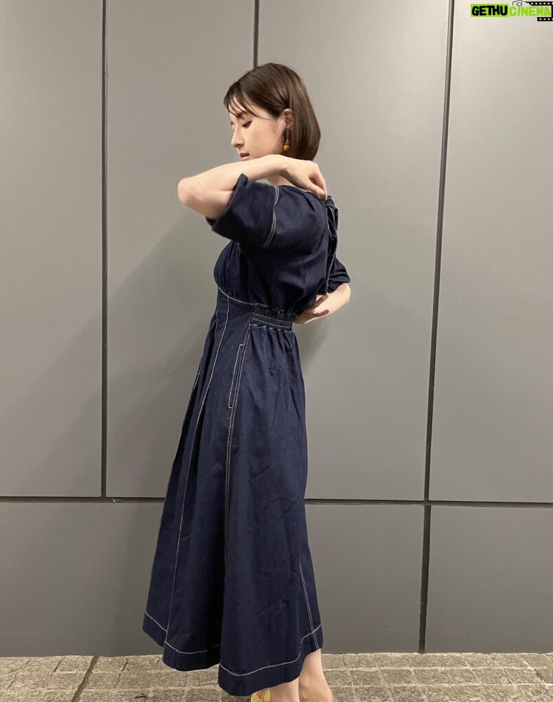 Wakana Matsumoto Instagram - こちらは取材時の。 足元スリッパなのはご愛嬌で🙏 ウエスト切り替えですっきりぽんに見えるワンピース。 肩幅広めの私ですが、これだと何故かなで肩のように見えるから女性らしいラインの出る衣装でした！ 👗タグ付けしてます🏷