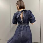 Wakana Matsumoto Instagram - こちらは取材時の。 足元スリッパなのはご愛嬌で🙏 ウエスト切り替えですっきりぽんに見えるワンピース。 肩幅広めの私ですが、これだと何故かなで肩のように見えるから女性らしいラインの出る衣装でした！ 👗タグ付けしてます🏷