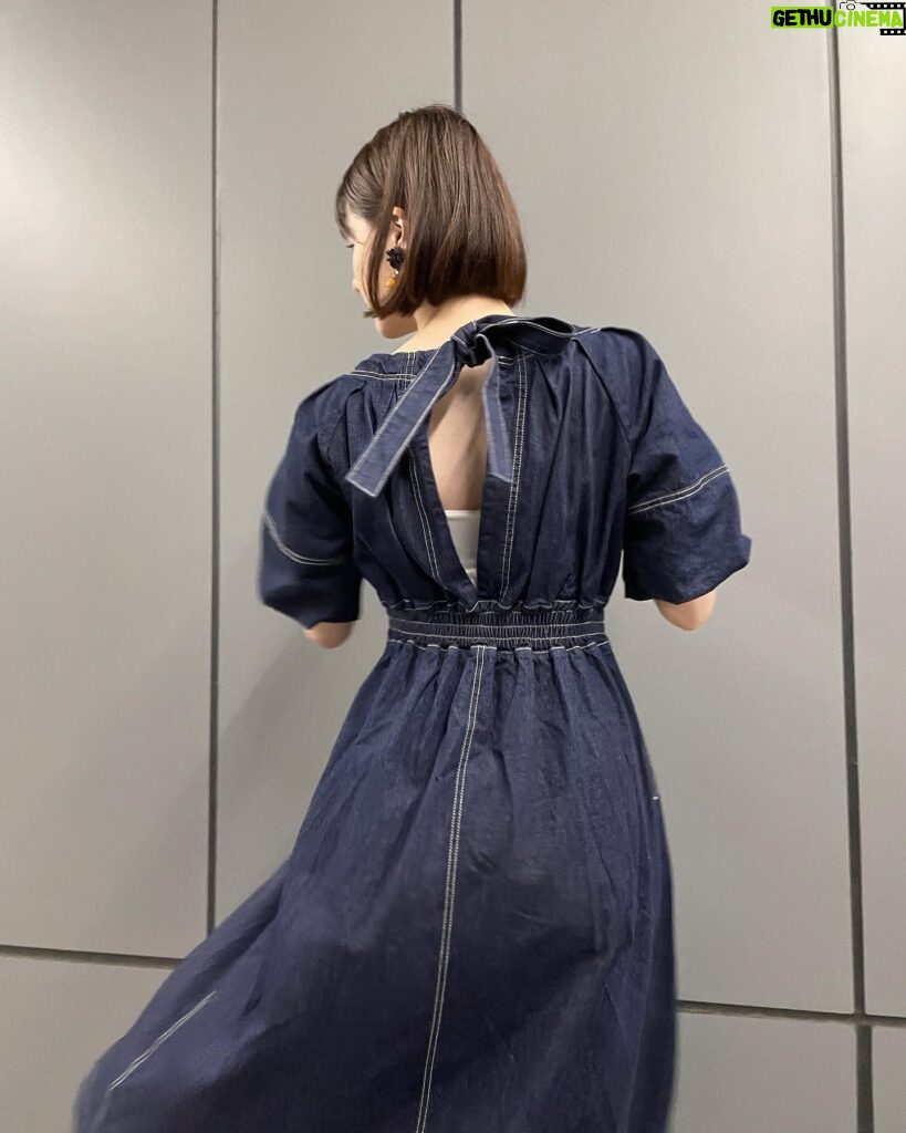 Wakana Matsumoto Instagram - こちらは取材時の。 足元スリッパなのはご愛嬌で🙏 ウエスト切り替えですっきりぽんに見えるワンピース。 肩幅広めの私ですが、これだと何故かなで肩のように見えるから女性らしいラインの出る衣装でした！ 👗タグ付けしてます🏷