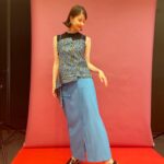 Wakana Matsumoto Instagram - 最近の取材でのひと幕。 昔は写真が苦手で苦手で うまく笑えないから顔はひきつるし 足も手も居場所がわからなくて棒立ちだったり無理矢理感が否めなかったのが、、 今や、、、、、 自ら椅子の背もたれに座って振り向くようなポーズまでとれるようになっちゃって🥹 松本！すごいぞ🥲 過去の自分に伝えたいです。 いつか自然にポーズとれるようになるから！ でもな、今でもプライベート写真はダブルピースのままだぞ！ そして、まともな表情がないからなかなかSNSに載せられないんだ、松本。普通に笑ったりしなさい。 それ今後の目標な！ . . . . . 衣装タグ付けしてます🏷 上からトップス、スカート、ピアス.ブレスレット、靴 の順です🫶