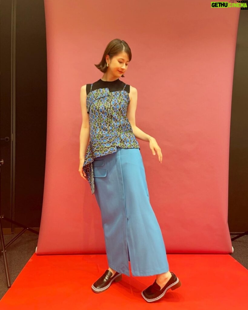 Wakana Matsumoto Instagram - 最近の取材でのひと幕。 昔は写真が苦手で苦手で うまく笑えないから顔はひきつるし 足も手も居場所がわからなくて棒立ちだったり無理矢理感が否めなかったのが、、 今や、、、、、 自ら椅子の背もたれに座って振り向くようなポーズまでとれるようになっちゃって🥹 松本！すごいぞ🥲 過去の自分に伝えたいです。 いつか自然にポーズとれるようになるから！ でもな、今でもプライベート写真はダブルピースのままだぞ！ そして、まともな表情がないからなかなかSNSに載せられないんだ、松本。普通に笑ったりしなさい。 それ今後の目標な！ . . . . . 衣装タグ付けしてます🏷 上からトップス、スカート、ピアス.ブレスレット、靴 の順です🫶