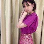 Wakana Matsumoto Instagram - この組み合わせ好きだなー。 Tシャツの肩の部分が折ったようなデザイン。 シンプルな中にも少しデザインが加わると写真のスカートような柄にも合ってきゃわたんでした🙌 👚🩳タグ付けしています🏷