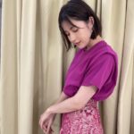 Wakana Matsumoto Instagram - この組み合わせ好きだなー。 Tシャツの肩の部分が折ったようなデザイン。 シンプルな中にも少しデザインが加わると写真のスカートような柄にも合ってきゃわたんでした🙌 👚🩳タグ付けしています🏷