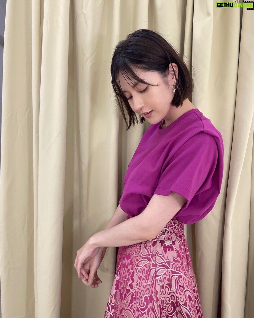 Wakana Matsumoto Instagram - この組み合わせ好きだなー。 Tシャツの肩の部分が折ったようなデザイン。 シンプルな中にも少しデザインが加わると写真のスカートような柄にも合ってきゃわたんでした🙌 👚🩳タグ付けしています🏷