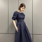 Wakana Matsumoto Instagram - こちらは取材時の。 足元スリッパなのはご愛嬌で🙏 ウエスト切り替えですっきりぽんに見えるワンピース。 肩幅広めの私ですが、これだと何故かなで肩のように見えるから女性らしいラインの出る衣装でした！ 👗タグ付けしてます🏷