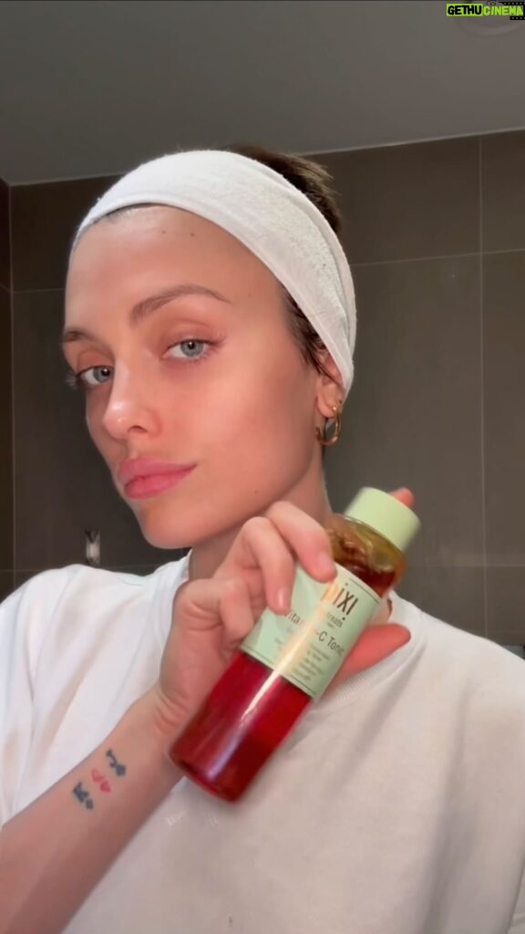 Wallis Day Instagram - lil night time grwm for bed 😌 & come try out my new @ELEMIS serum with meeee 😍 xxxx