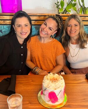 Wanda Sais Instagram - ¡Gracias! ⁣
Mil Gracias,  por todos sus mensajes de felicitación ¡los amooo!!!! ❤️⁣
Y pues, luego de desayunar en @sorbocafepr con mis amigas 🥰
Aquí estuve todo el día en el ⁣
Teatro 🎭 ⁣
Haciendo lo que me apasiona y AMO ⁣❤️
⁣
Btw:⁣
Te esperamos en “Madres”⁣
Desde este viernes 3 de noviembre ⁣
Teatro Francisco Arriví ⁣
Festival de Teatro Internacional del @icppr 
⁣
Boletos:🎟️⁣
https://www.ticketera.com/madredelaplazademayo/#series-buy⁣
