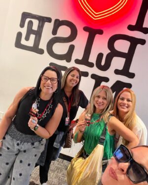 Wanda Sais Instagram - ⁣
“Las amigas escuchan tus Aventuras ⁣
Las mejores amigas las hacen contigo”⁣ ✨
⁣
#bestfriends #memories #nyc #girlstrip