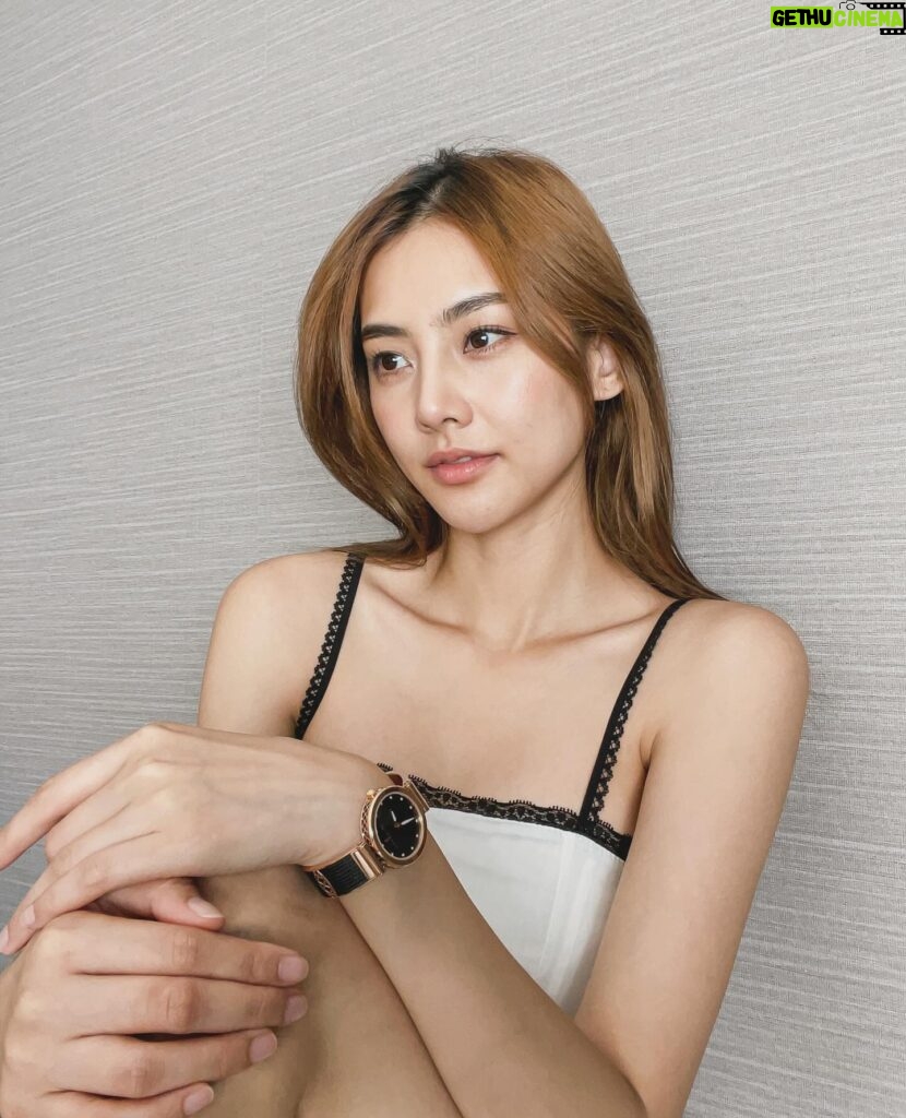 Waratthaya Wongchayaporn Instagram - ✨สวยมากๆเลยค่ะ นาฬิกา Charriol รุ่น FOREVER รุ่นนี้ เค้าปรับดีไซน์ให้มีความทันสมัยขึ้นด้วยตัวเรือนมาพร้อมเหล็กชุบสีพิงค์โกลด์ที่กำลังอินเทรนด์ในเอเชียค่ะ โดดเด่นด้วยหน้าปัดเปลือกหอยมุกสีดำที่ประดับด้วยเพชร 12 เม็ด ให้ความรู้สึก Sassy แต่ยังมีความ cotton candy อยู่ เหมาะกับการสวมใส่ในทุกๆวันหรือจะให้เป็นของขวัญน่ารักๆเนื่องในโอกาสพิเศษต่างๆได้นะคะ ⁣ ⁣#Charriol #CharriolTH #Charriol40Anniversary#NewPrice #NewCollection⁣ ⁣ ⁣🛍️ สอบถามเกี่ยวกับโปรโมชันและรับบริการ Style Advisor ผู้ช่วยช็อปส่วนตัวได้ทาง⁣ ◾ Line Official: @charriolofficial⁣ ◾ FB Inbox: (https://www.facebook.com/CharriolThailand)
