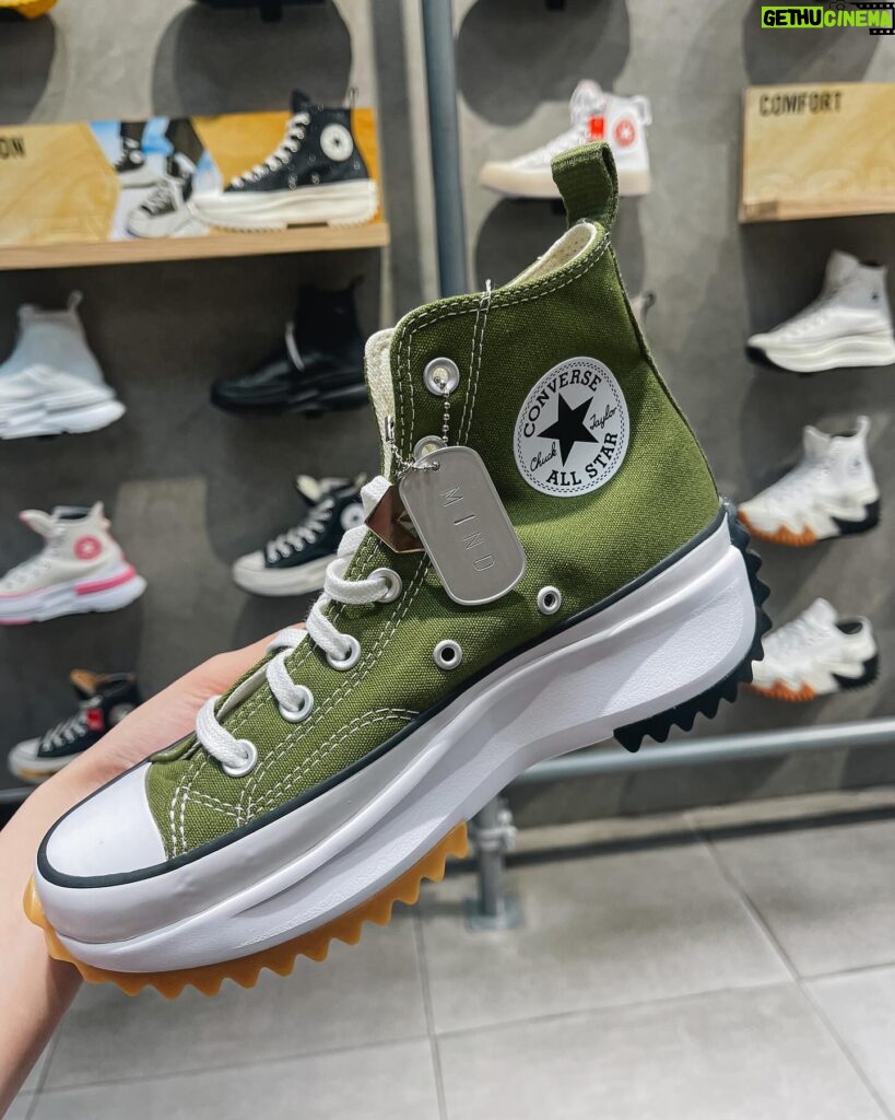 Waratthaya Wongchayaporn Instagram - ช้อป Converse ช่วงนี้ (20 ธ.ค. - 7 ม.ค.) ครบ 3,000 รับฟรี Converse Tag คอสตอมสลักชื่ออะไรก็ได้เริ่ดมากอะไรฟีลนี้ #GiveConverse #รักใครให้Converse @converse_thai