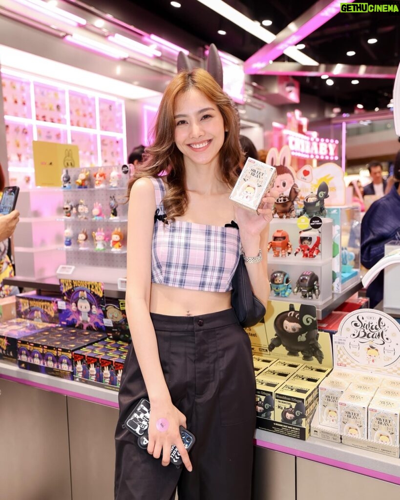 Waratthaya Wongchayaporn Instagram - พรุ่งนี้พบกัน! POP MART Flagship Store แห่งที่ 2 สาขาใหม่ ที่เซ็นทรัลลาดพร้าว!! ตั้งแต่ 9 กพ 24 💕 อลังการงานสร้าง กับคอนเซ็ปต์ใหม่สีชมพูแห่งเดียวในโลก พบ Giant Crybaby Dressing Room ที่ทุกคนต้องเซลฟี่ และสินค้าที่เปิดตัวที่นี่ที่แรกในโลก!! บอกเลยสินค้าแรร์ คอลฯ Comeback คอลฯ ลิมิเต็ดเพียบ มากันเยอะๆนะ @popmartth #popmartth #POPMARTThailand #popmartatcentralladprao #popmartglobal #popmart2ndflagshipstore #Centralladprao