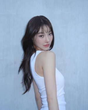 Warisara Yu Instagram - hello ทุกคนนน วันนี้จิงจะมารีวิวนะ เนื่องจากถ้าใครที่ติดตามผลงานของจิงมา จะรู้ว่าจิงได้เกิดอุบัติเหตุ เดินกึ่งวิ่งชนกระจก ทำให้กระดูกจมูกจิงหัก และเบี้ยวไปทางซ้าย บวกกับ จิงเป็นภูมิแพ้หนักมาก คุณหมอยังถามเลยว่า หายใจสะดวกได้ยังไง 😅  จิงก็เลยคิดว่าถึงเวลาแล้ว ที่จิงอยากจะสวยมั่นใจขึ้น และ แก้ปัญหาเหล่านี้ เพราะมันมีผลกับการทำงานและใช้ชีวิตในทุกๆวัน

จิงเลยทำการหาข้อมูลมาหลายๆ โรงพยาบาล จนกระทั่งจิงชอบ ผลงานของ @louvre.th  คุณหมอยุน จิงได้ทำการเหลากระดูกฐานที่หักและเบี้ยว และทำการเสริมแค่ปลายจมูก โดยใช้ กระดูกซี่โครงตัวเองค่ะ 

ตอนนี้ผ่านมา 1 เดือนนิดๆแล้ว พอใจกับผลลัพธ์ที่ออกมามากๆค่ะ ใครที่สนใจอยากทำจมูก จิงแนะนำที่โรงพยาบาล Louvre กับคุณหมอยุนเลยยย
จิงทำกับทางโรงพยาบาล Louvre โดยตรงเลยนะคะ(ไม่ได้ผ่านเอเจนซี่)
ใครสนใจสามารถทักไปสอบถามที่ช่องทางหลังของโรงพยาบาลได้เลยค่ะ 
Line Official : @289darnw
Instagram : @louvre.th 

**** ไม่อนุญาติให้นำรูปไปใช้ทุกกรณี****