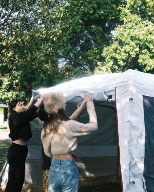 Wei Chaio Lin Instagram - 露營初體驗⛺️✨

「要看看我到時候有沒有工作」

高中畢業後一直過著工作第一的生活
面對所有邀約，這個回答從來沒變過
身邊朋友對我的包容和體諒卻也不曾減少過

總是說：「沒關係，妳有空就來，人到就好。」

常常在想自己何其幸運能擁有這麽多善良美好
陪伴在身邊的人也都十年以上甚至十五（？）
感謝所有的互相珍惜🤍

26歲尾聲了
雖然有點晚，但終於體會到了一點青春快樂
希望即將邁入27的我能學會更鬆弛的過日子🫧

（然後根本不是我生日在打什麼小作文？🤣）