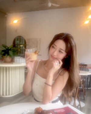 Wei Chaio Lin Instagram - 萃萃限定工讀😉

…📖 都拿不動