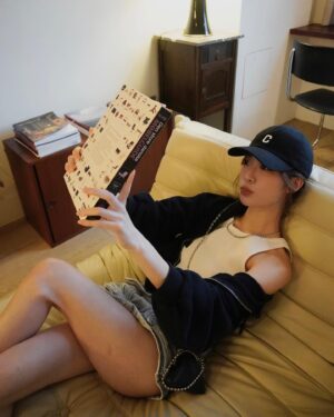 Wei Chaio Lin Instagram - -
被拖來咖啡廳的一天
還在努力修復中🌫️🫧