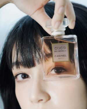 Wen-Ling Cheng Instagram - 自在地展現真實的自己，無畏懼他人的眼光​
每位女孩都有其自己獨特的魅力​
時而率性反叛，時而優雅自在​
面對理想勇往直前​
⁡
COCO這名字來自香奈兒女士的雙重身分​
也象徵著每位女孩都有各種性格​
大膽無懼、隨心所欲追求自我的靈魂​
無論哪個世代都將這個精神不斷傳遞下去​
藉由摩登COCO香水來展現自由自在的樣貌​
⁡
結尾存留的淡淡琥珀香不是結束​
而是明日嶄新的開始​
-​
Challenge it fearlessly, overcome it, and always remember to love yourself.​
-​
#COCOMADEMOISELLE​
#CHANELFRAGRANCE​
@chanelofficial