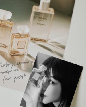Wen-Ling Cheng Instagram - 自在地展現真實的自己，無畏懼他人的眼光​
每位女孩都有其自己獨特的魅力​
時而率性反叛，時而優雅自在​
面對理想勇往直前​
⁡
COCO這名字來自香奈兒女士的雙重身分​
也象徵著每位女孩都有各種性格​
大膽無懼、隨心所欲追求自我的靈魂​
無論哪個世代都將這個精神不斷傳遞下去​
藉由摩登COCO香水來展現自由自在的樣貌​
⁡
結尾存留的淡淡琥珀香不是結束​
而是明日嶄新的開始​
-​
Challenge it fearlessly, overcome it, and always remember to love yourself.​
-​
#COCOMADEMOISELLE​
#CHANELFRAGRANCE​
@chanelofficial