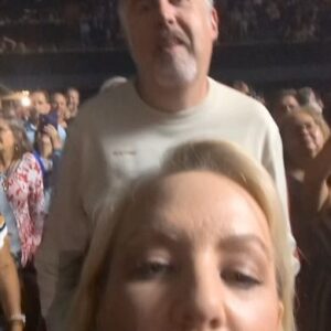 Wendi McLendon-Covey Instagram - Please join me in wishing Super Husband @jivemiguel70 a very happy birthday. You have no idea what this sweet man puts up with. Worship him.

UPDATE: This video is from the Earth Wind and Fire/Lionel Richie concert back in September.