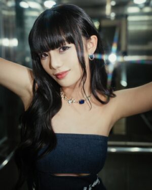 Wenny Lin Instagram - 謝謝 @wooleexstudio邀請！
謝謝這身Look能讓我保有自己酷帥的個性，同時還能帶一點女人味呢🖤💙

hair：@zin_h.harley
Outfit：@wooleexstudio
Photographer：@rockykao456

#WooLeeX #2024AW
#臺北時裝週 #taipeifashionweek
#tpefw #tpefwaw24
@wrevolutionx_
@tpe.fashionweek